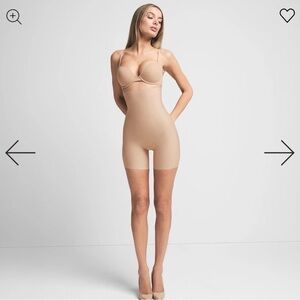 SKIMS Core Sculpt High-Waisted Short color Clay Size Small